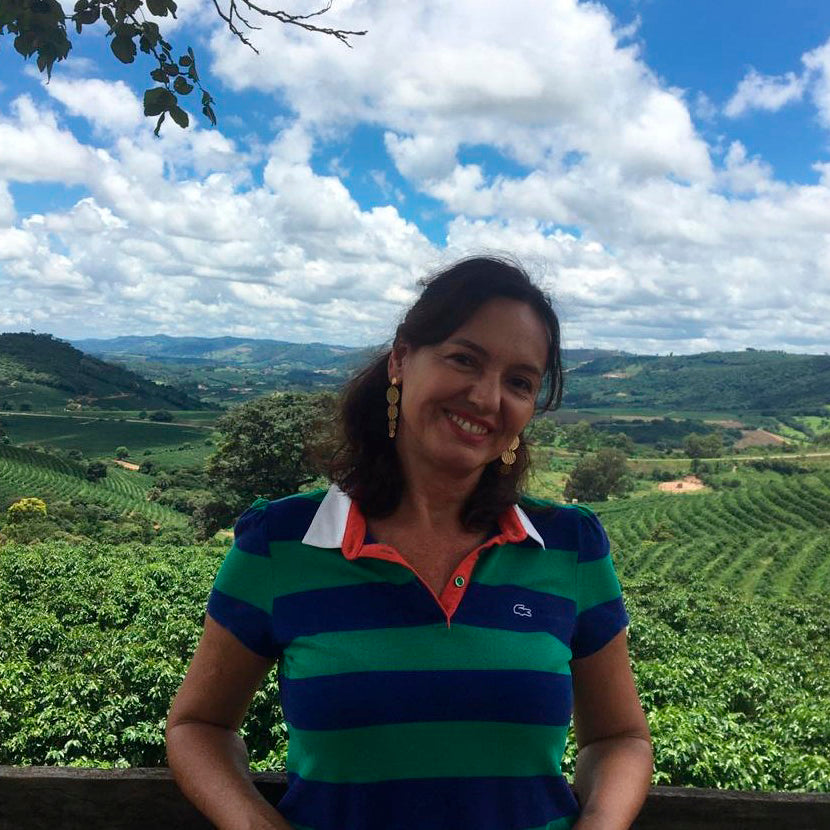 Carla Condé - ogum cafe mulher em frente a plantacao de cafe no interior de minas gerais